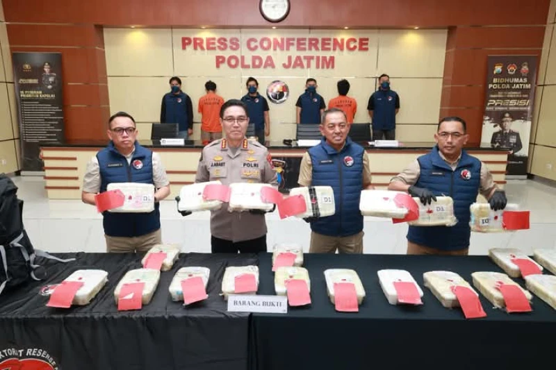 *Polda Jatim Berhasil Ungkap Jaringan Narkoba Internasional 21 Kg Sabu Senilai 22 Milyar Disita* - TajamNews