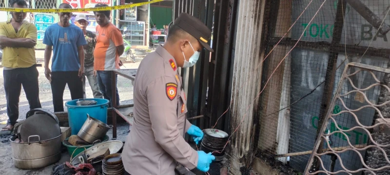 Polsek Serbalawan Respon Cepat Tangani Kebakaran Hanguskan 3 Unit Rumah di Simpang Sinaksak - TajamNews