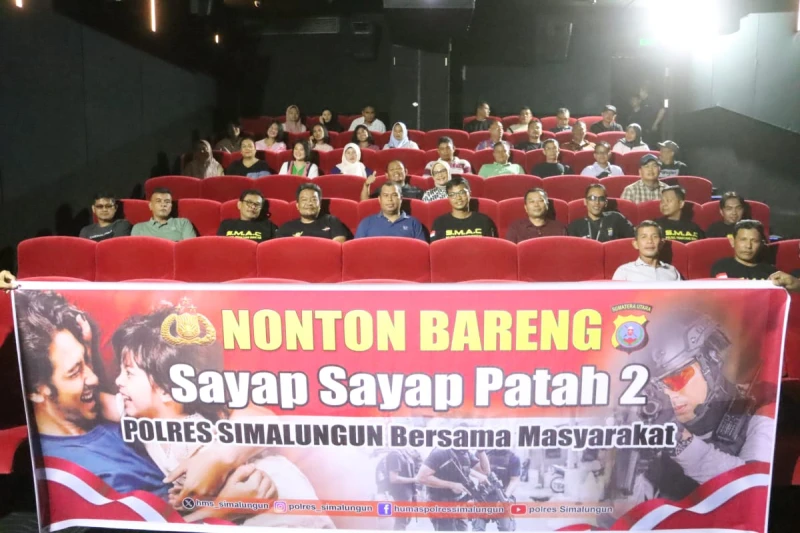 Kapolres Simalungun Gelar Nonton Bareng Film 'Sayap Sayap Patah 2' Sebagai Upaya Pencegahan Aksi Terorisme - TajamNews