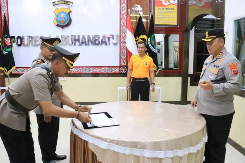 Penyerahan Jabatan Kasi Humas dan Kasat Binmas kepada Kapolres Labuhanbatu - TajamNews