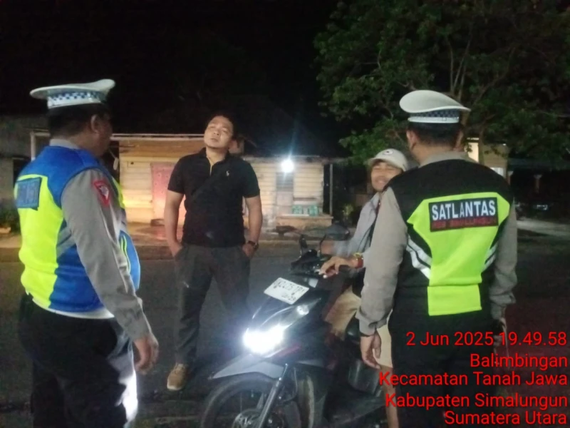 Polsek Tanah Jawa Intensifkan Blue Light Patrol Malam Hari, Berhasil Cegah Kejahatan Jalanan dan Pelanggaran Lalu Lintas - TajamNews