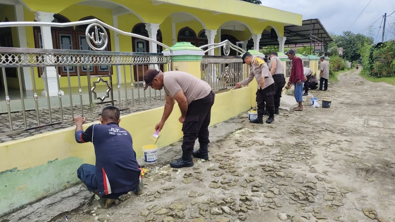 Polri untuk Masyarakat: Jelang Hari Bhayangkara ke-79, Bakti Religi Polsek Serbelawan Bersihkan Masjid Al-Ikhlas - www.tajamnews.co.id