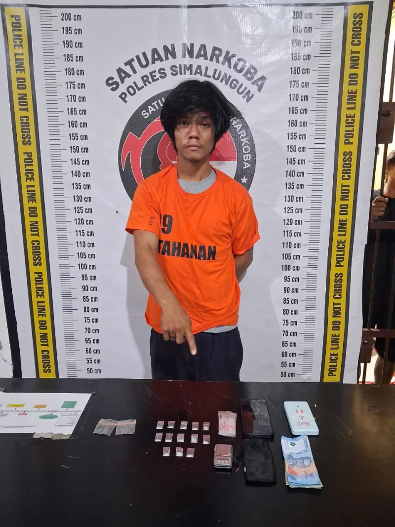 Jelang HUT RI ke-80 Sat Narkoba Polres Simalungun bongkar jaringan Narkoba bekuk pelaku dengan barbut 2,25 Gram sabu di amankan. - TajamNews