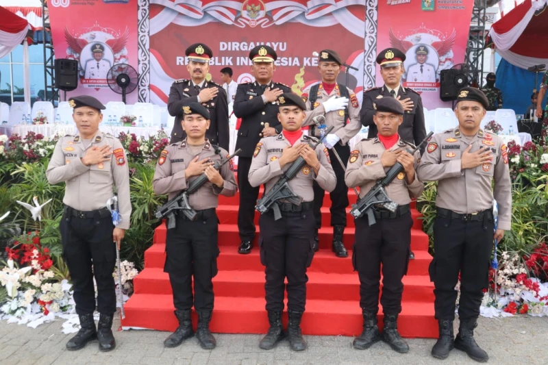 Kapolres Simalungun AKBP Marganda Aritonang Hadiri Aubade Penurunan Bendera HUT RI ke-80, Jaga Kamtibmas Berdaulat untuk Rakyat - www.tajamnews.co.id