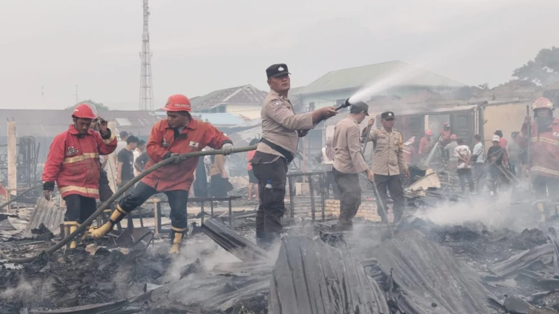 Kinerja Polsek Serbalawan Polres Simalungun Cepat Bantu Evakuasi 140 Pedagang Korban Kebakaran - www.tajamnews.co.id