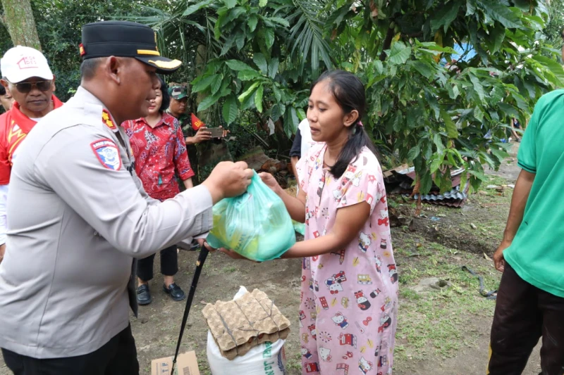 Kapolres Simalungun Bersama Forkopimda Salurkan Bantuan Kemanusiaan kepada Korban Angin Puting Beliung, Wujudkan Kehadiran Negara di Tengah Masyarakat - www.tajamnews.co.id