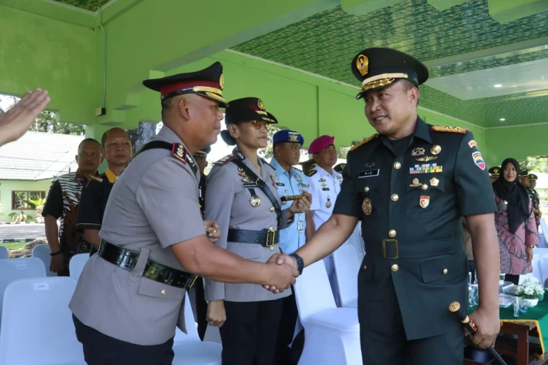 Sinergitas TNI-Polri Menguat, Kapolres Simalungun Hadiri Penutupan Dikmaba 595 Prajurit TNI-AD - www.tajamnews.co.id