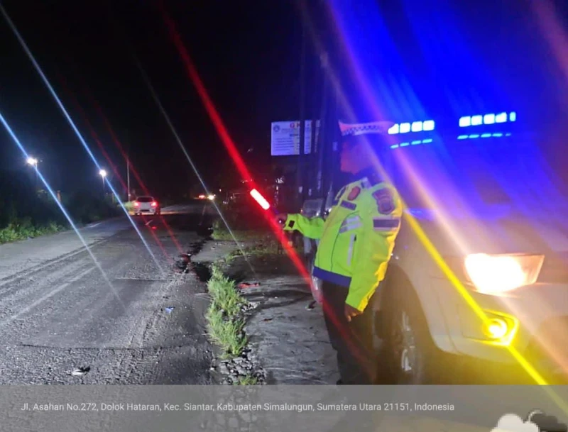 Walaupun Kondisi hujan Sat Lantas Polres Simalungun Gelar Blue Light Patrol, Antisipasi Balap Liar dan Begal. - www.tajamnews.co.id