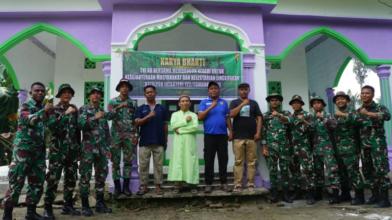 Pengabdian dan Bhakti TNI hadir ditengah-tengah masyarakat bergotong-royong membantu kesulitan masyarakat - www.tajamnews.co.id