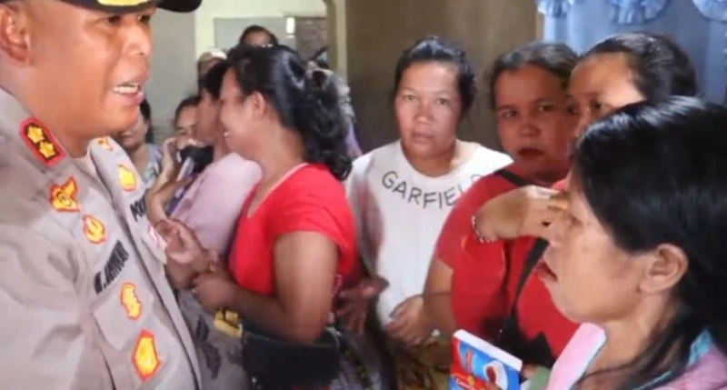 Ibu-Ibu Lamtoras Terharu Menangis Mendengar Pesan Kemanusiaan Kapolres Simalungun Sambangi Warga Sihaporas - www.tajamnews.co.id
