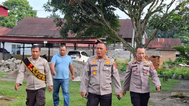 Kapolres Simalungun Hadir Pagi-Pagi di Polsek Panei Tongah, Pastikan Personel Siap Siaga Layani Masyarakat - TajamNews