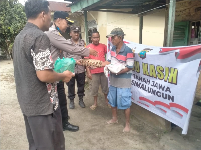 Kapolsek Tanah Jawa Salurkan Bantuan Sembako Melalui Minggu Kasih, Wujud Polri Dekat dengan Masyarakat - www.tajamnews.co.id