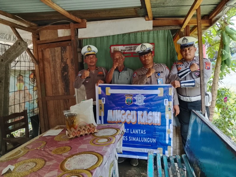 **KBO Sat Lantas Polres Simalungun Salurkan Bantuan Minggu Kasih, Wujud Kepedulian Polri kepada Warga Kurang Mampu** - www.tajamnews.co.id