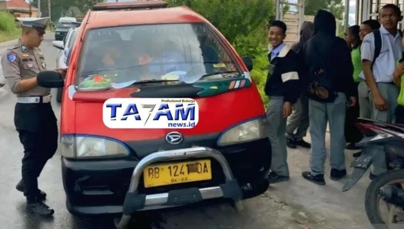 Polres Humbahas Melaksanakan Tindakan Tegas Terhadap Supir Angkutan yang Abaikan Keselamatan Anak Sekolah - www.tajamnews.co.id