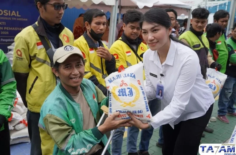Kantor Imigrasi Medan Rayakan Hari Bakti dengan Pembagian 500 Karung Beras untuk Warga Sekitar dan Pengemudi Ojek Online - www.tajamnews.co.id