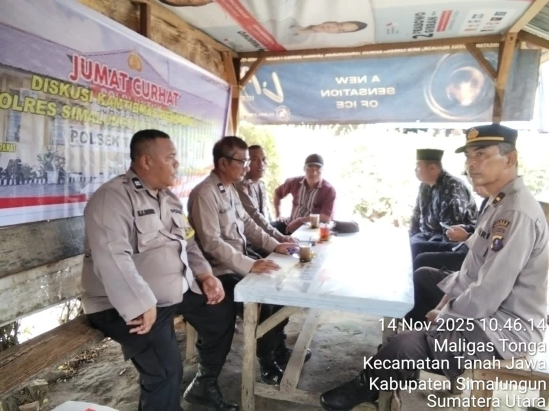 Polsek Tanah Jawa Gelar Jumat Curhat di Warung Kopi, Personil Polri Jalin Komunikasi Akrab dengan Warga untuk Dengar Aspirasi Masyarakat - www.tajamnews.co.id
