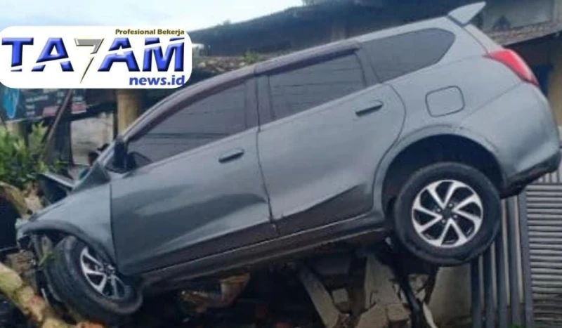 Terbang di Atas Teras: Minibus Tabrak Pohon dalam Kecelakaan Mengerikan di Langkat ! - www.tajamnews.co.id