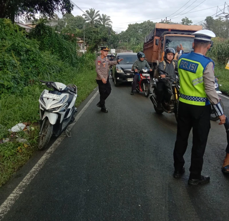Polsek Panei  Respon cepat atasi kemacetan akibat kecelakaan - TajamNews