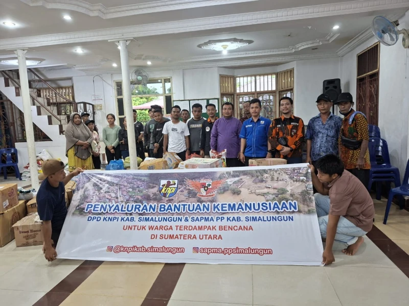 *KNPI Simalungun dan SAPMA Pemuda pancasila Simalungun Salurkan Bantuan Kemanusiaan ke Korban Banjir di Sumatera Utara* - www.tajamnews.co.id