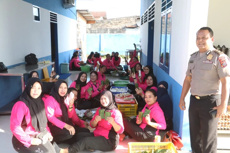 Bhayangkari Peduli! Polres Simalungun Gelar Dapur Umum, Siapkan Ribuan Makanan untuk Korban Banjir dan Longsor Sumut - TajamNews