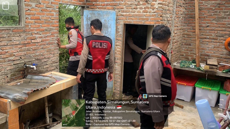 Samapta Action! Tim Polres Simalungun Bantu Evakuasi Barang Korban Puting Beliung di Parbalogan, Gotong Royong Bersama Warga - TajamNews