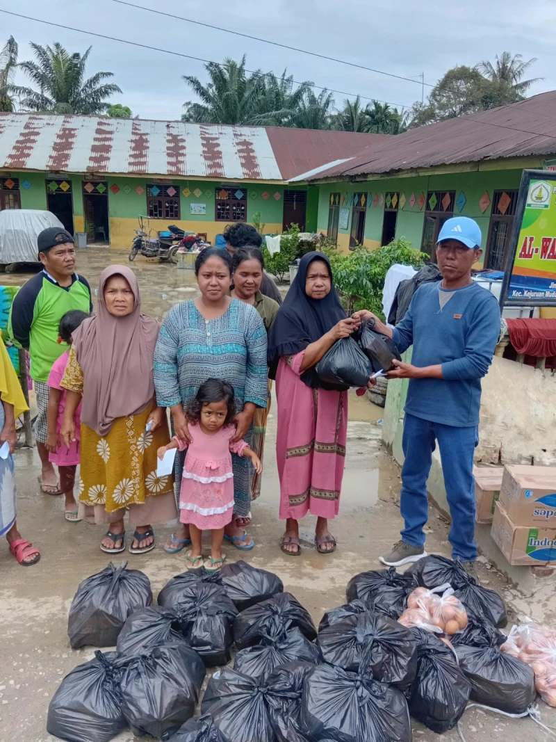 Direktur PT Willie Jaya Nusantara Salurkan Bantuan Korban Banjir Bandang di Tamiang Langkat - TajamNews