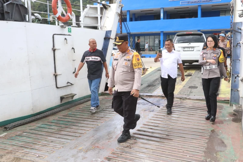 Inspeksi Mendadak! Kapolres Simalungun Cek Langsung Kelayakan Kapal Penyeberangan di Pelabuhan Tigaras - www.tajamnews.co.id