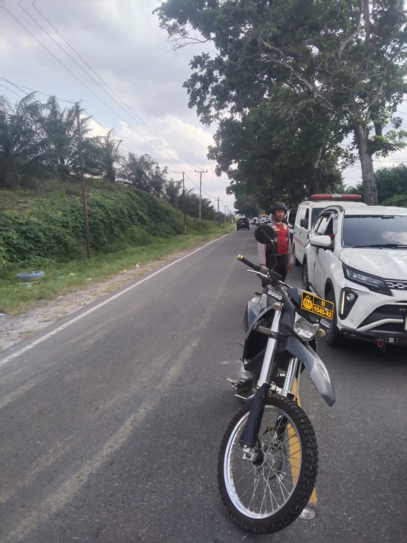 Samapta Polres Simalungun Menghimbau supaya pengemudi tetap di jalurnya.. Sehingga Arus Balik berjalan Lancar.. - www.tajamnews.co.id