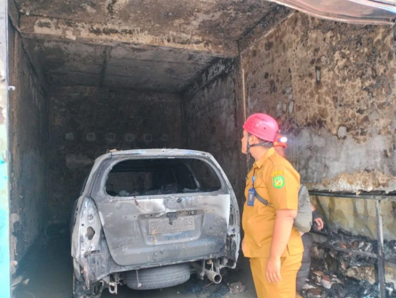 BPBD Medan Pastikan Nihil Korban Jiwa Pada Kebakaran Ruko Berlantai Tiga Terbakar di Medan Area - TajamNews