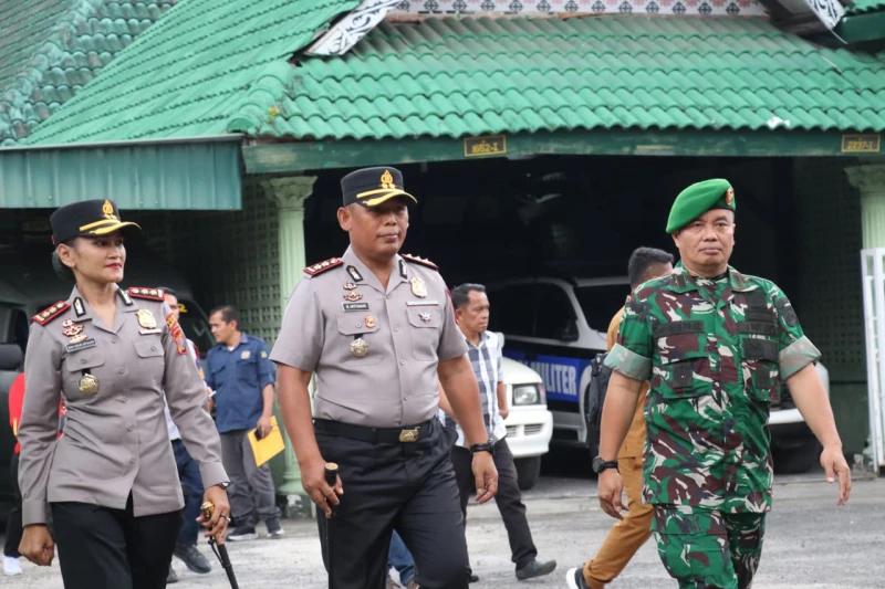 Sinergi TNI-Polri Makin Solid! Kapolres Simalungun Hadiri Kunker Danpuspomad di Pematang Siantar - TajamNews