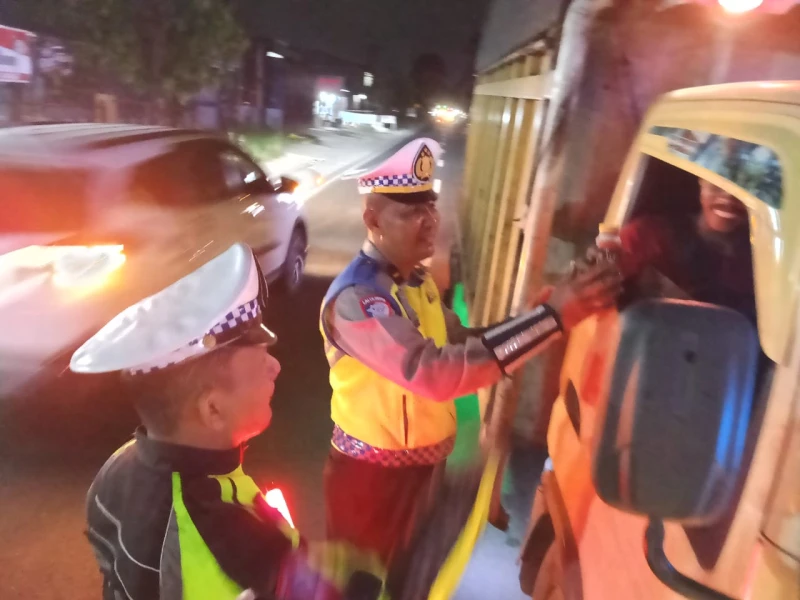 Jelang Pensiun, IPDA Heriono Tak Kendur Semangat: Rela Begadang Bagikan Kopi Demi Keselamatan Pengemudi - www.tajamnews.co.id