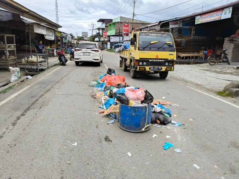 Jalan Depan Pasar Dijadikan Tempat Pembuangan Sampah Sebagai Bentuk Protes Warga - www.tajamnews.co.id