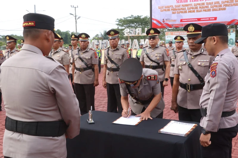 Sertijab Akbar Polres Simalungun: 6 Kapolsek Ganti Baju, 2 Kasat Baru Siap Aksi, Kapolres: "Jabatan Adalah Amanah Tuhan!" - www.tajamnews.co.id