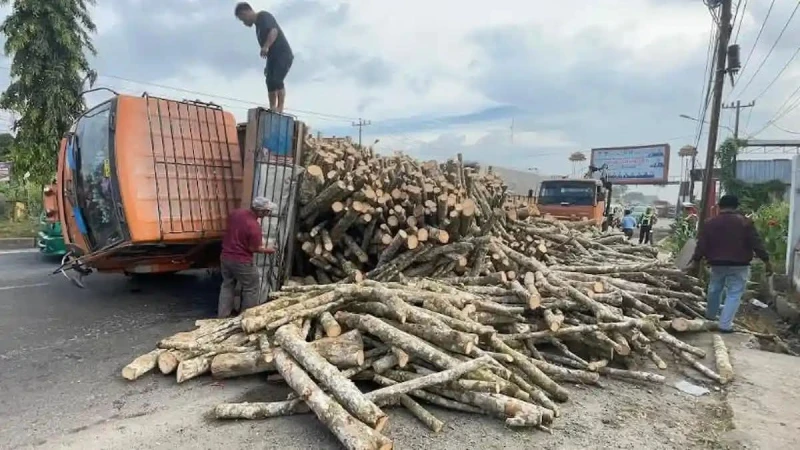 Truk Kembali Tergulvling di Lokasi yang Sama di Tanjung Morawa Deli Serdang, Sopir Mengaku Ngantuk - TajamNews