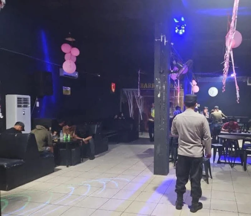 Personil kepolisian saat melakukan razia di salah satu cafe di Tanah Jawa saat Ramadan 2026. - TajamNews