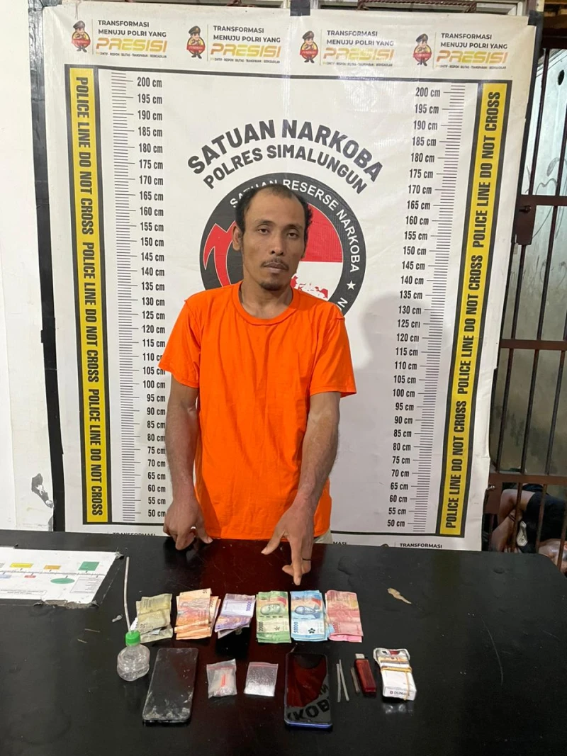 Tidak Berkutik! Bandar Sabu Dilipat Tim Polsek Raya Kahean Di Kebun Sawit, Sempat Melawan Dengan Gunting - TajamNews