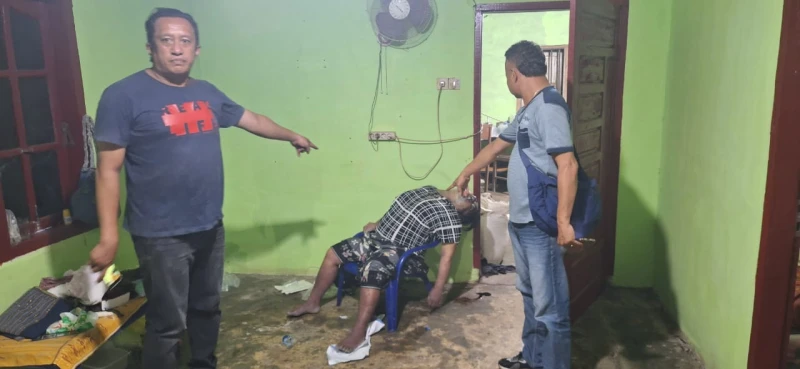 Temuan mayat seorang ibu rumah tangga di ruang tamu gegerkan warga nagori lingga - TajamNews