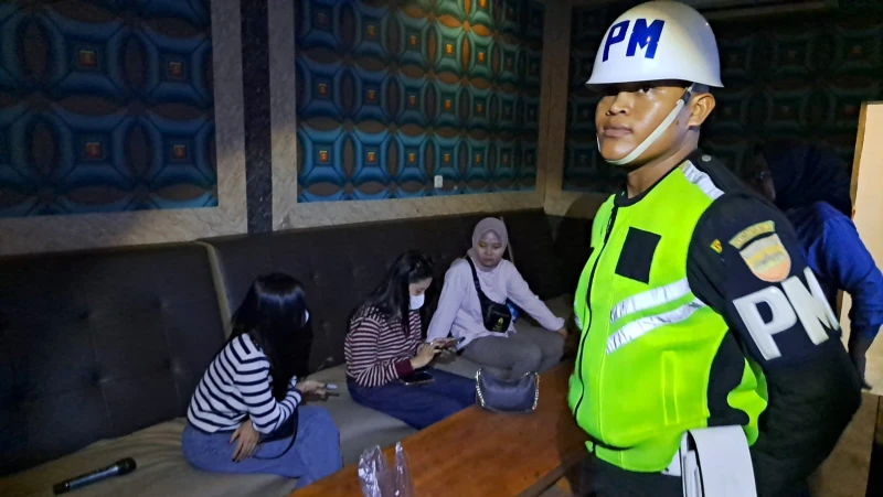 Tim Gabungan Sat Narkoba Polres Simalungun Gerebek Dua THM Serentak, 18 Pengunjung Dites Urine — Dua Perempuan Positif Narkoba Tak Berkutik - www.tajamnews.co.id