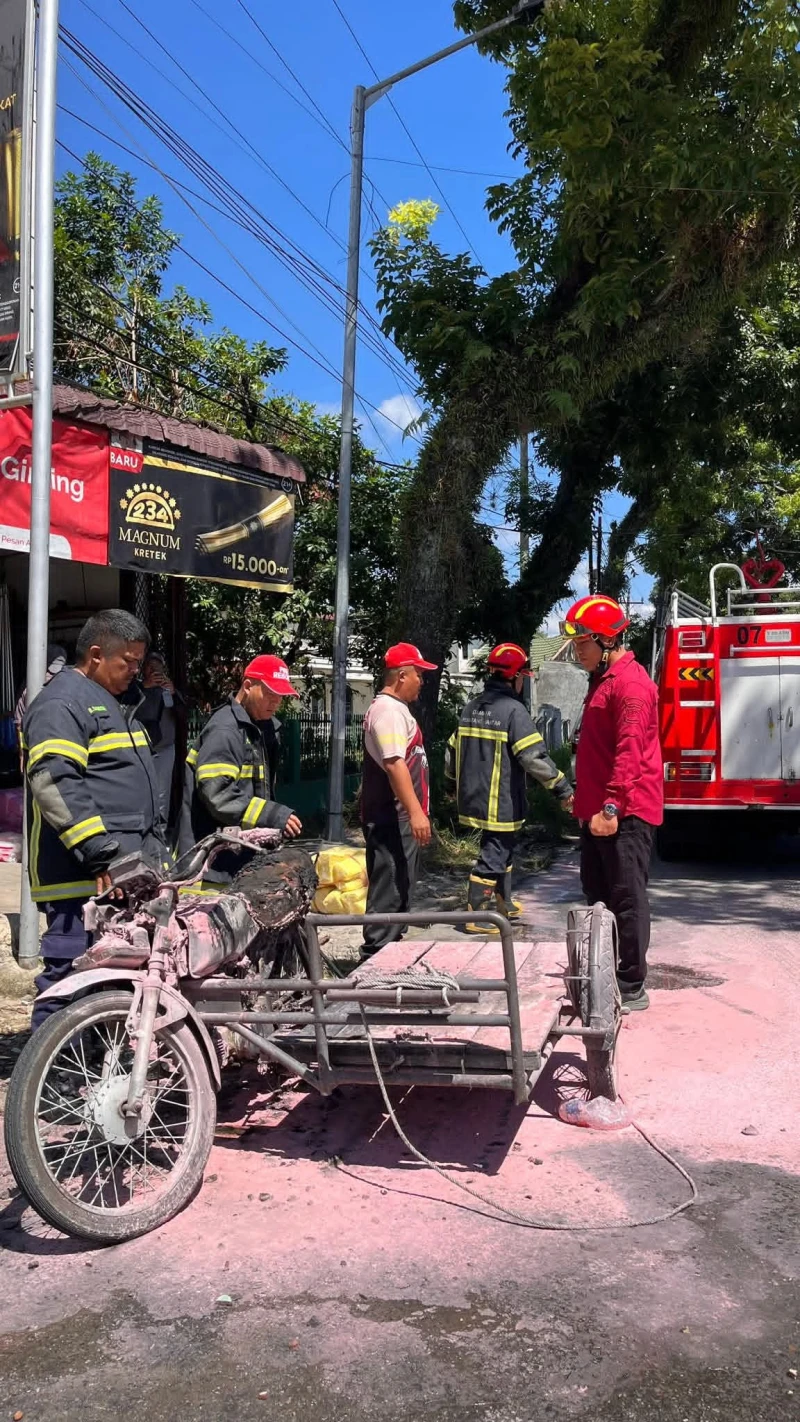 Personil Damkar Padamkan Kebakaran Becak Bermotor di Jalan Pdt Justin Sihombing Pematangsiantar - TajamNews