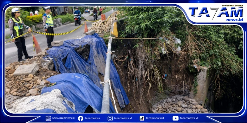 Sat Lantas Polres Pematang Siantar Intensif Pantau Perbaikan Jalan Amblas di Jalan Sisingamangaraja - TajamNews