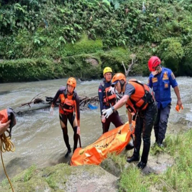 Mulia Sirait Yang Sebelumnya Hilang Di Seret Arus Sungai Bah Tongguran Di temukan Sudah Tidak Bernyawa - TajamNews