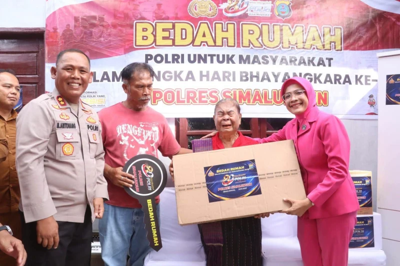 Sambut HUT Bhayangkara ke-80, Kapolres Simalungun Serahkan Kunci Rumah dan Bantuan untuk Opung Sipayung Lewat Program Bedah Rumah - TajamNews