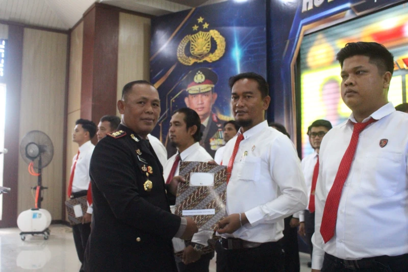 Kanit Tipiter Polres Simalungun Diganjar Penghargaan Ungkap Perdagangan Satwa Dilindungi - TajamNews