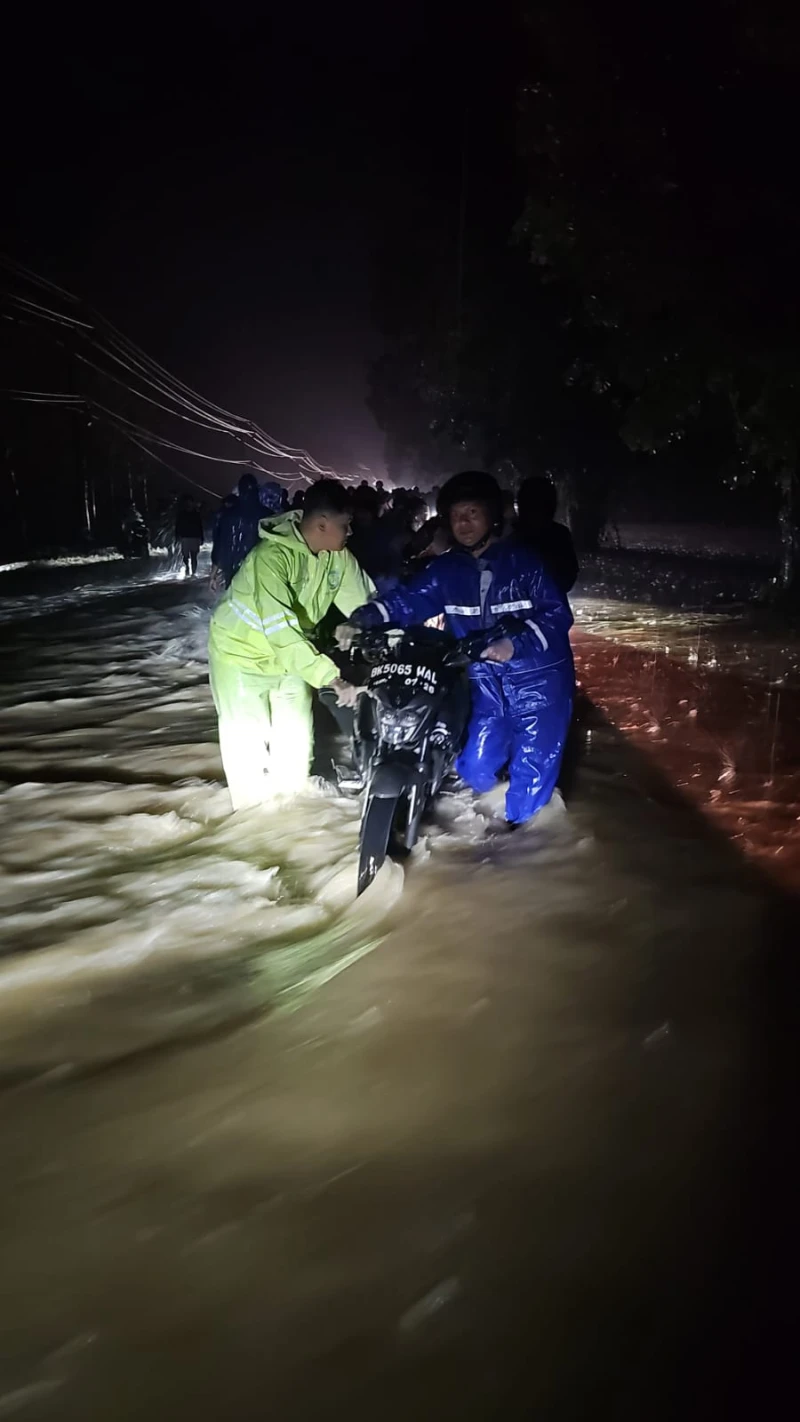 Sigap, Polsek Dolok Batu Nanggar Terjun Langsung Bantu Evakuasi Korban Banjir Luapan Sungai Sikam, 150 Rumah Warga Terdampak - www.tajamnews.co.id