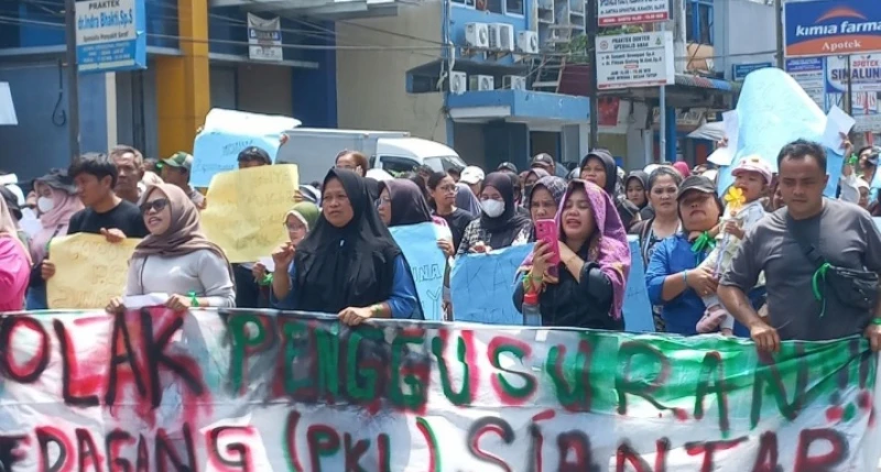Ratusan PKL Pematangsiantar Duduki Rumah Dinas Wali Kota - www.tajamnews.co.id