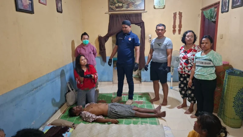 Pulang dari arisan se orang ibu  melihat langsung anak kandungnya meninggal gantung diri di dalam rumah. - TajamNews
