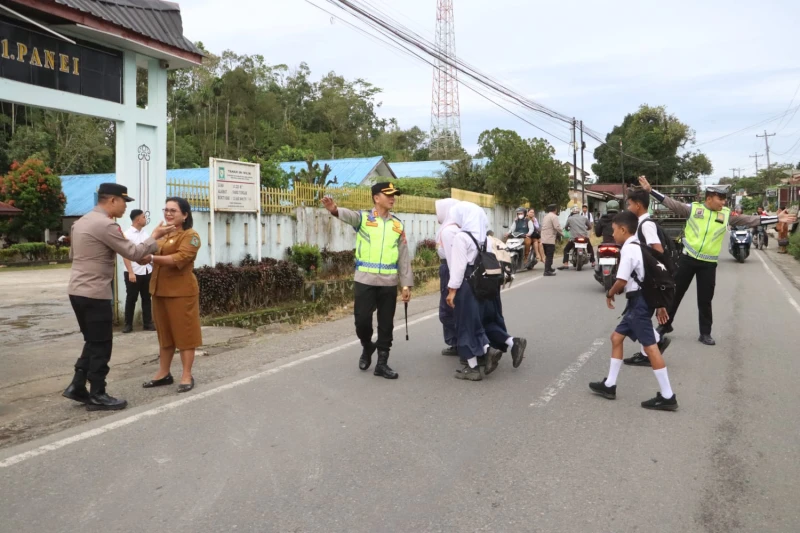 Kapolres Simalungun Turun Langsung Atur Lalu Lintas Jam Sibuk Pagi di Simpang Polsek Panei Tongah, Imbau Sopir Tak Angkut Penumpang di Atas Kap Mobil - www.tajamnews.co.id