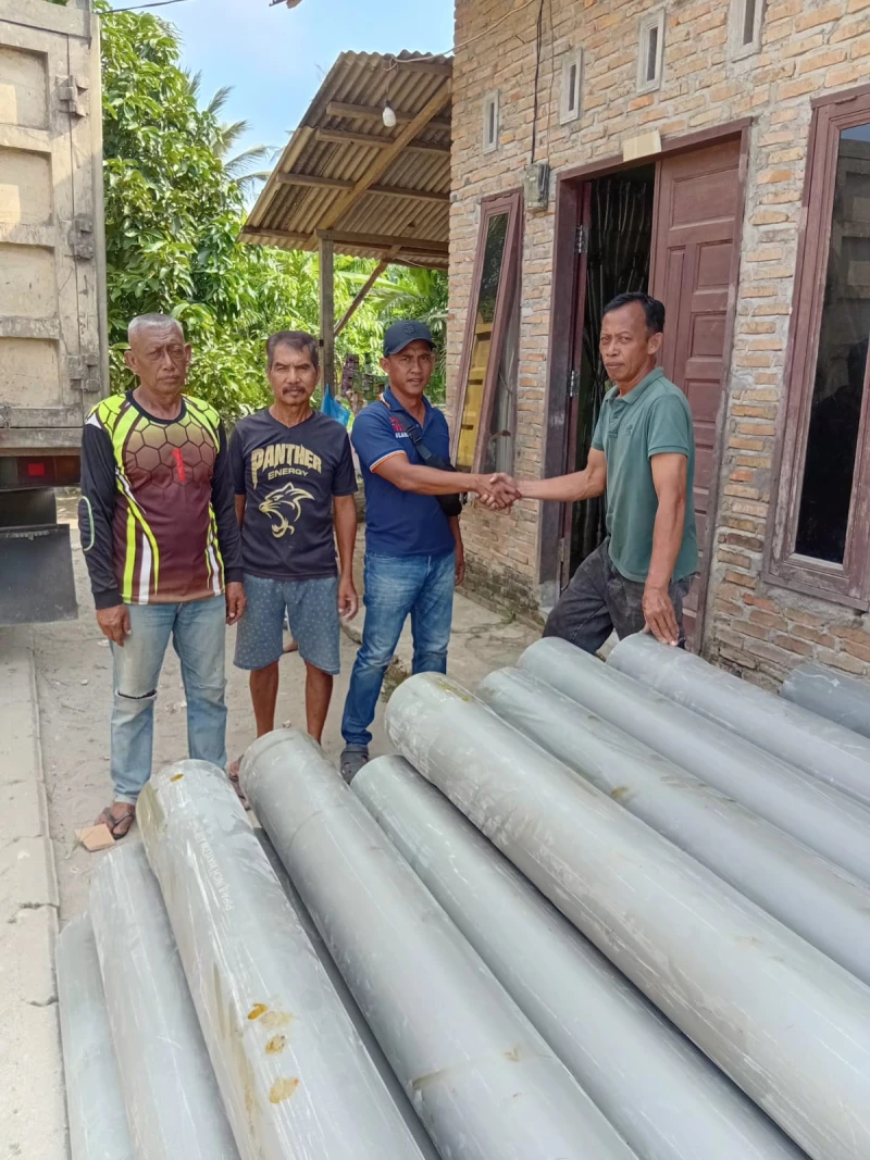 Masyarakat Dusun I Desa Lama Terima Bantuan 30 Batang Pipa 8 Inci dari Pengusaha Frengky B., Upaya Atasi Pasca Banjir - TajamNews