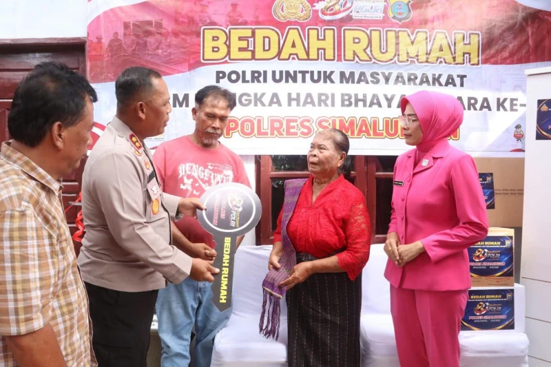 Sambut HUT Bhayangkara ke-80, Kapolres Simalungun Serahkan Kunci Rumah dan Bantuan untuk Opung Sipayung Lewat Program Bedah Rumah - TajamNews