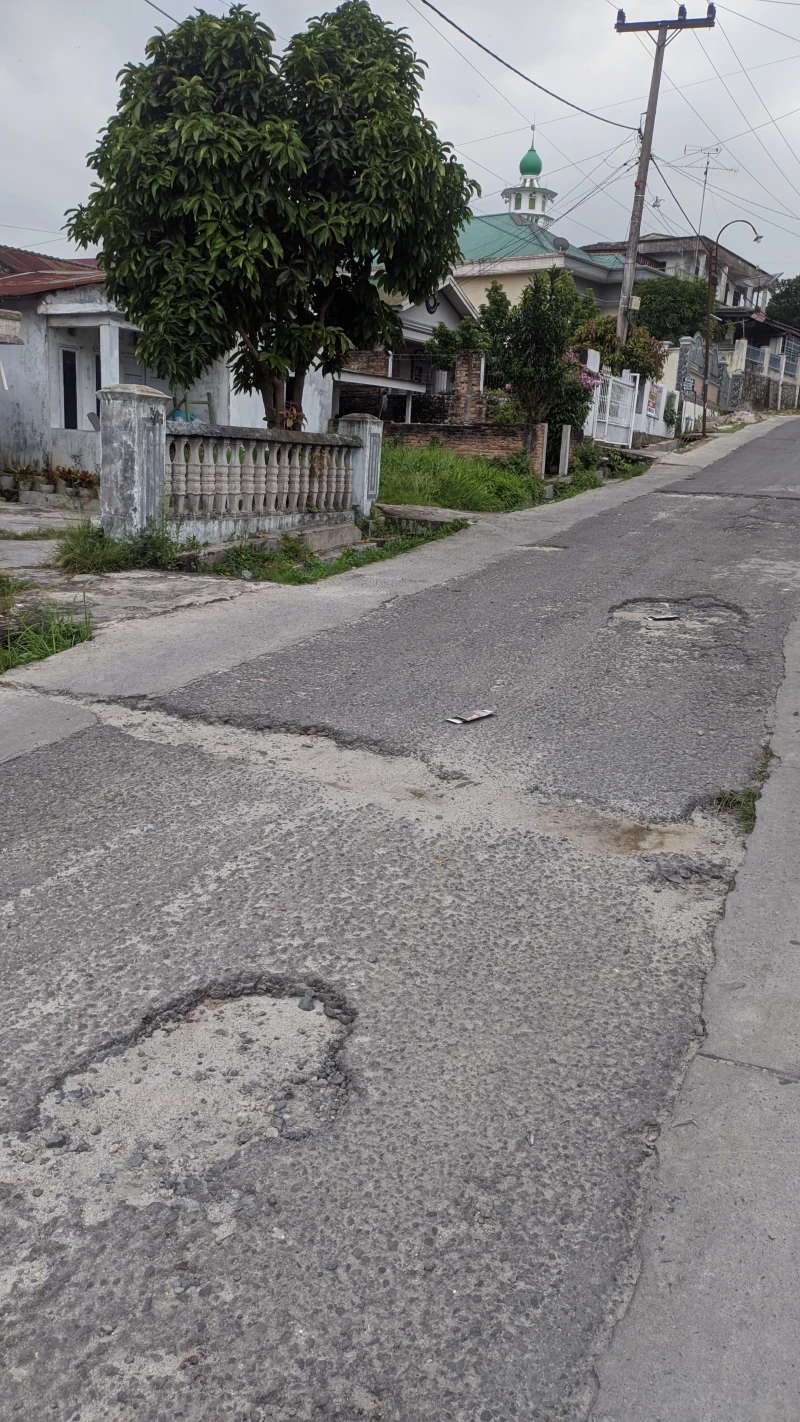 Jalan Pematangsiantar Rusak Akibat Galian Pipa, Masyarakat Sebut PDAM Tirta Uli Siantar Tak Punya Perencanaan Matang - TajamNews